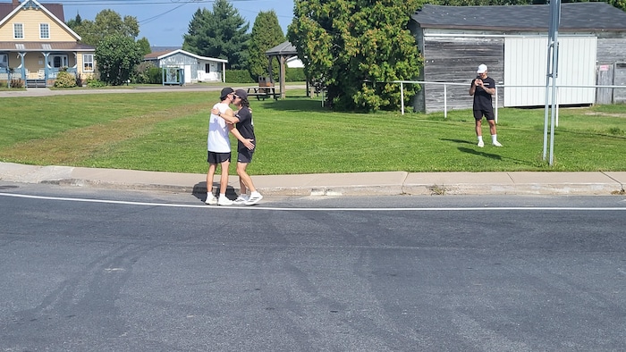Deux coureurs qui se tapent dans la main.