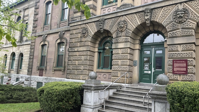 L'entrée principale de la Cour.