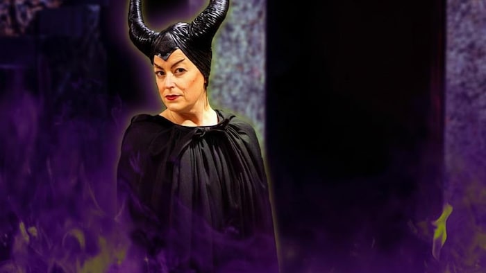 Une personne en costume de sorcière.