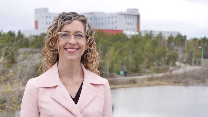 Courtney Howard devant l'hôpital de Yellowknife. 