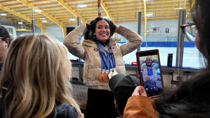 Courtney Sarault qui pose avec ses médailles.