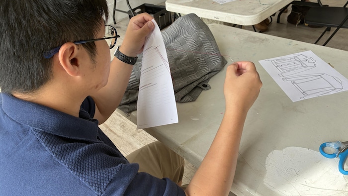 Brian Si Nhat Nguyen en train de coudre.
