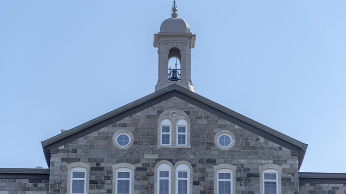 Le clocher du couvent de la congrégation des Soeurs de Notre-Dame du Saint-Rosaire.