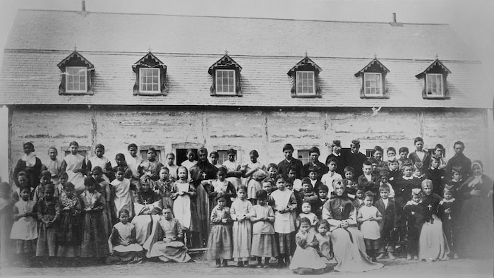 Photo de groupe des élèves devant l'édifice du Couvent Youville, en Alberta, dans les années 1890. 