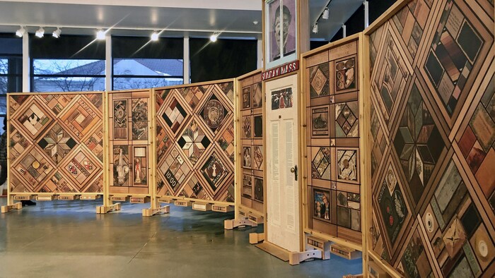 Des panneaux photographiques sur lesquels sont imprimés divers objets en lien avec les pensionnats pour Autochtones.