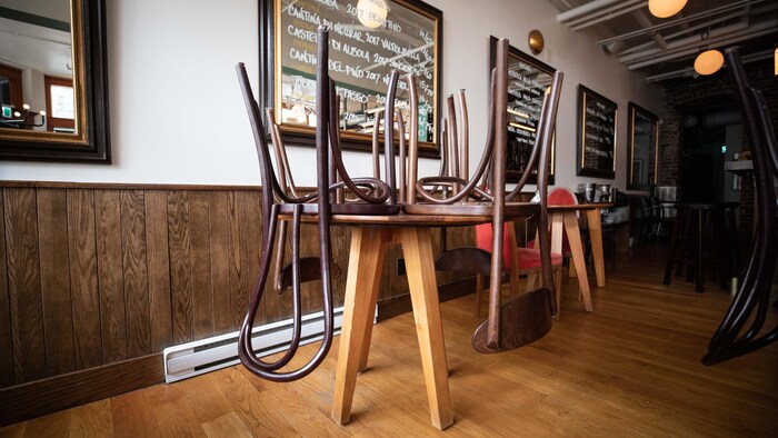 Les chaises sont sur les tables dans un restaurant vide. 