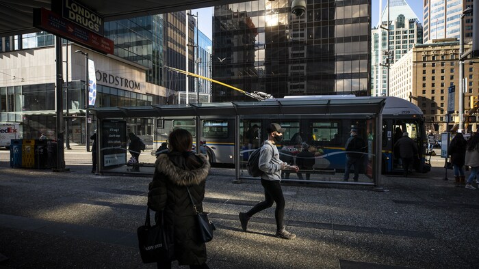 Un trolleybus au centre-ville de Vancouver.