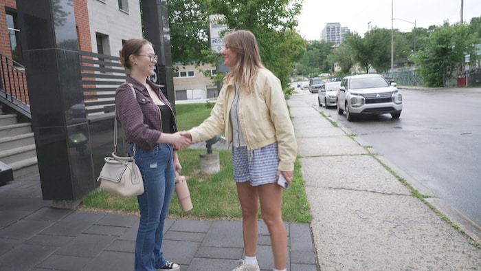Deux femmes se serrent la main.