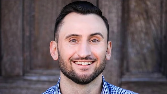 Un homme avec sourire.