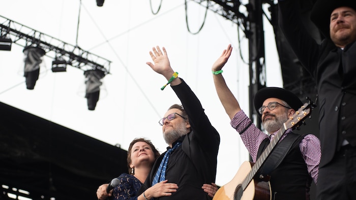Marie-Annick Lépine, Karl Tremblay, Jean-François Pauzé et Jérôme Dupras étaient émotifs sur scène à la suite de l'annonce de l'annulation de leur spectacle au Festival d'été.