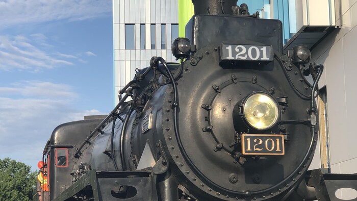 La locomotive est devant le nouvel immeuble.