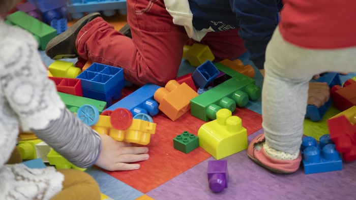 De jeunes enfants jouent avec des blocs de construction.