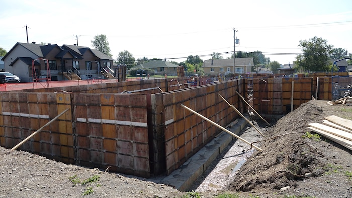 Des coffrages de fondation en place.
