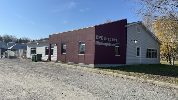 Les installations extérieures du CPE des P'tits Maringouins à l'automne 2024. 