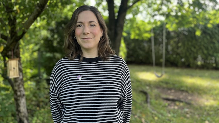 Marilyn Dion, la directrice générale de l’OBNL Ma place au travail, devant un parc.