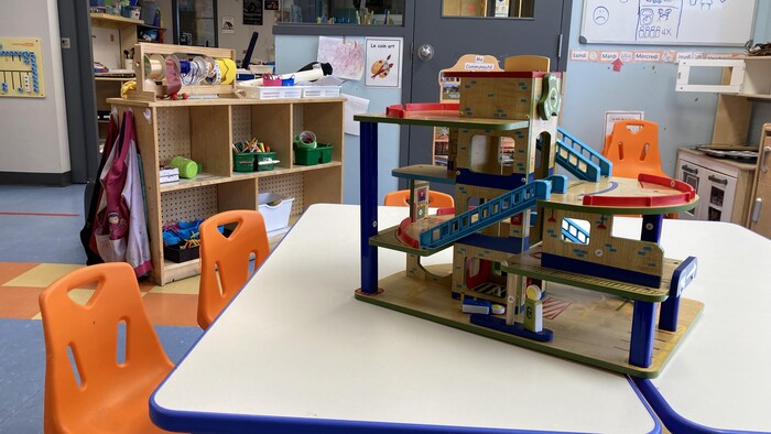 Une salle de jeu dans un centre de la petite enfance.