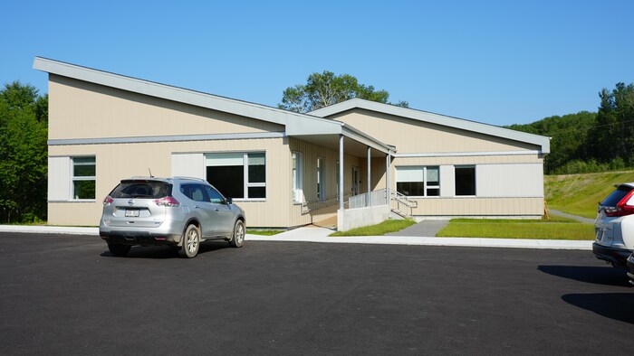 Un bâtiment préfabriqué qui loge un CPE.
