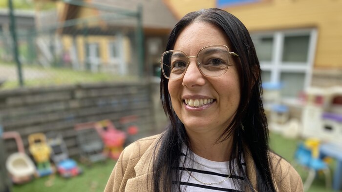 Karine Lamadeleine dans la cour d'un CPE.