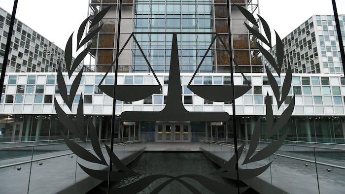 لوغو المحكمة الجنائية الدولية: ميزان العدالة محاط بإكليل من الغار، أمام مقرها في لاهاي في هولندا.