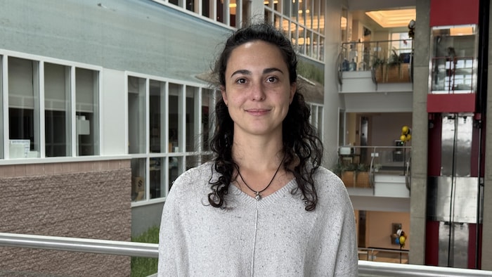 Angélique Ollier, biologiste sur le programme de Capture-marquage-recapture du crabe.