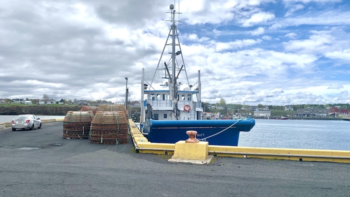 Un bateau au quai de Caraquet.