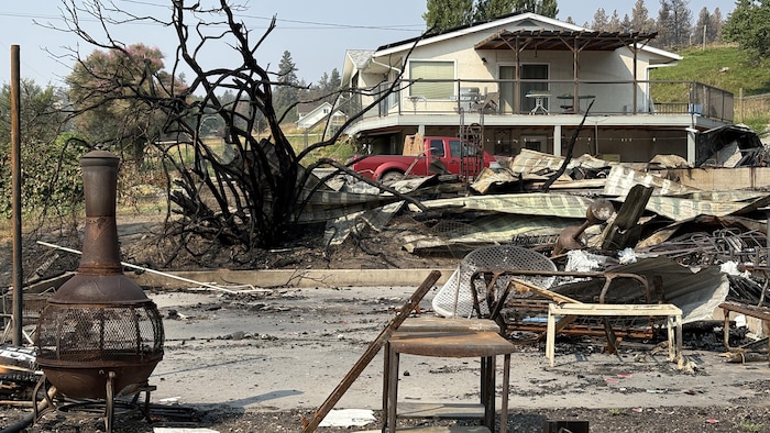 Les ruines d'une maison détruite par les flammes à Summerland, le 21 août 2026.