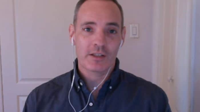 Le journaliste Craig Silverman, joint à Toronto pour une entrevue avec l'émission Décrypteurs. 