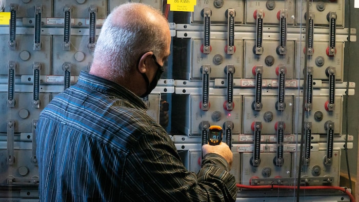 Craig Timmermans est muni d'un appareil qui teste l'état des batteries