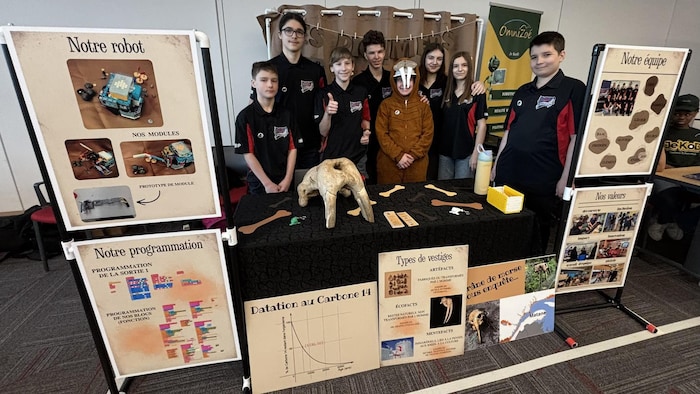 Le groupe de jeunes de l'école secondaire Bon-Pasteur ayant pris part au concours de robotique First Lego League