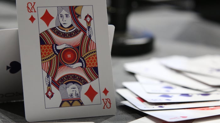 Un jeu de cartes posé sur une table.