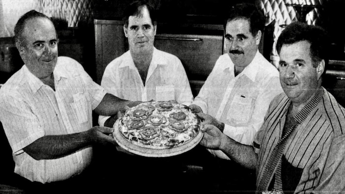 John, George, Tony et Gus Kolitsas, quatre frères, dans la cuisine de la succursale de Houston Pizza sur l’avenue Hill.