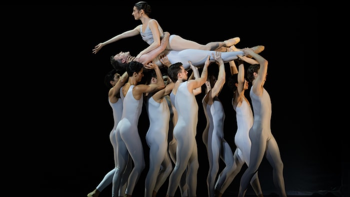 Des danseurs portent deux danseurs.