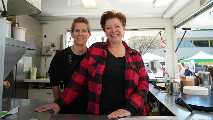 Fanny Bigrat et une employée du Crêpe Bistro dans leur camion de cuisine de rue, sur la rue Water à Kelowna, le 25 avril 2026.