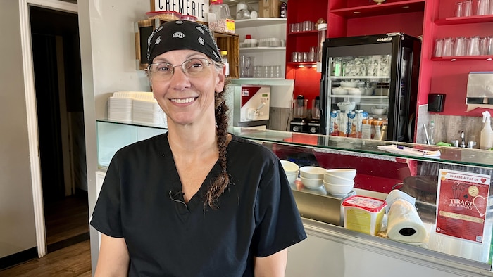Portrait d'une personne dans une cuisine de crêperie