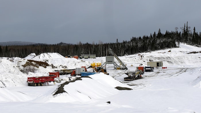 Un chantier sous la neige sur le territoire cri