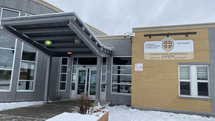 L'entrée du centre communautaire et de santé de Waswanipi.