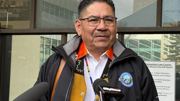 Sheldon Sunshine devant le palais de justice à Edmonton.