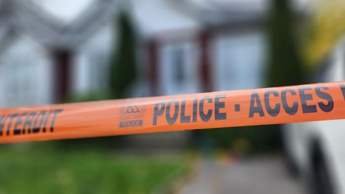 La résidence d'Alianka Royer encerclée par une banderole orange de la police de Trois-Rivières. 