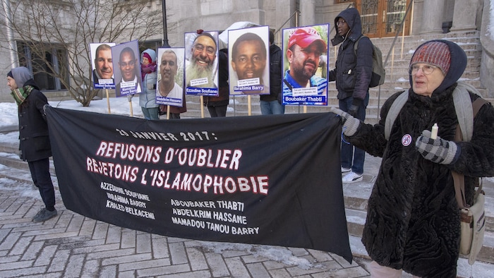 Manifestantes llevan retratos de las víctimas de la masacre en la mezquita de Quebec.