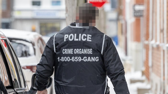 Un policier antigang dans les rues de Québec.