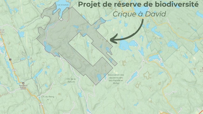 La carte montre un vaste territoire en zone forestière sous le lac à la Pluie dans Lanaudière.
