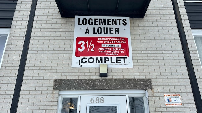 Un immeuble à logements qui affiche complet sur sa façade.