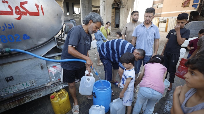 Des enfants palestiniens s'approvisionnent en eau auprès d'un camion-citerne dans le quartier d'Al-Rimal, à Gaza, le 2 juillet 2026.