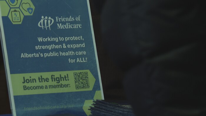 Une affiche de l'organisme Friends of Medicare invite le public à protéger et élargir le système de santé publique en Alberta.
