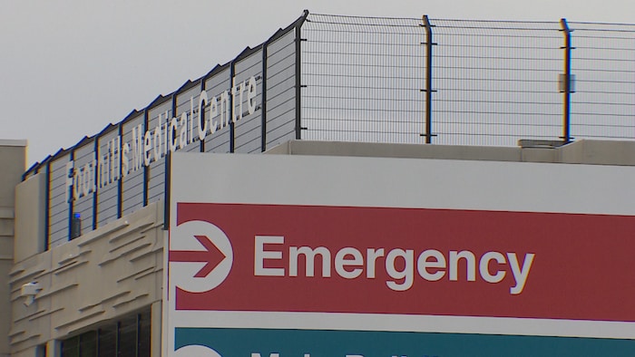 Le panneau de signalisation du département d'urgence du Foothills Medical Centre de Calgary
