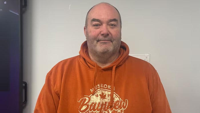 Un homme habillé en orange.