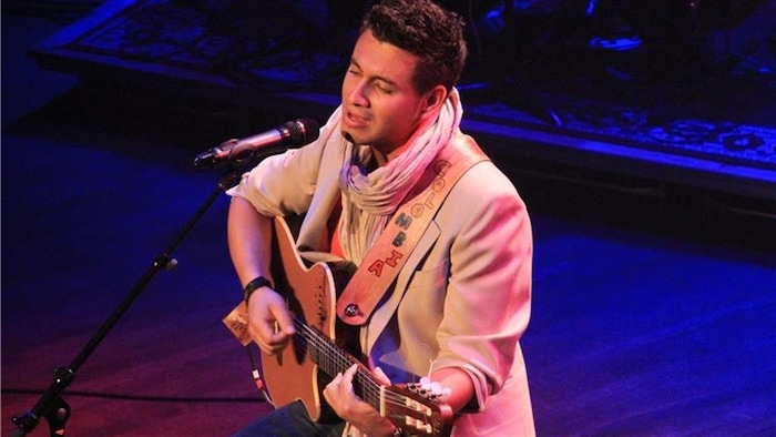 L'artiste albertain Cristian De la Luna chante une ballade au gala Chant'Ouest, le 19 septembre 2013 à Victoria.