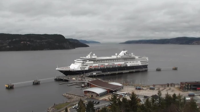 Le navire Veendam accosté au quai d'escale