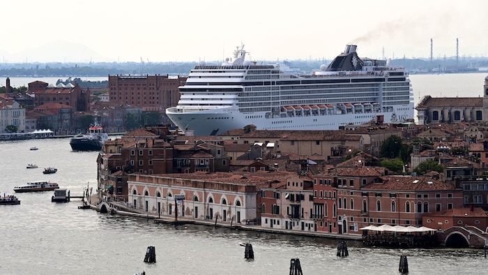 En 2021, le gouvernement italien a décidé d'interdire aux grands bateaux de croisière d'accoster dans son port au centre de Venise.