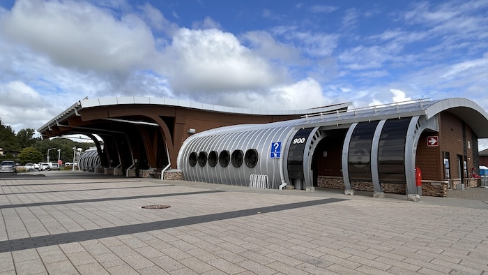 Un pavillon aux allures nautiques fait en bois et en aluminium